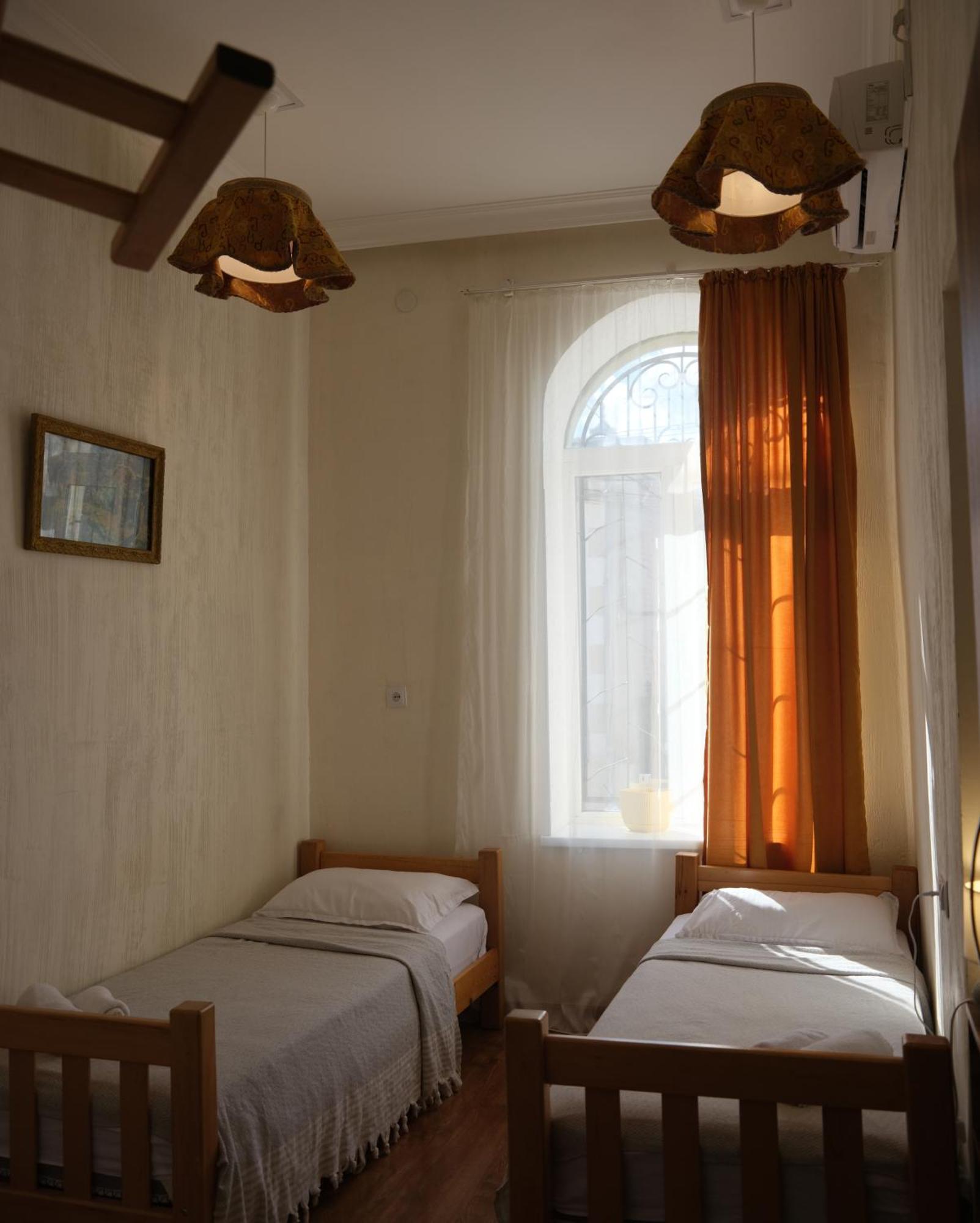 1870 Hotel Koetaisi Buitenkant foto